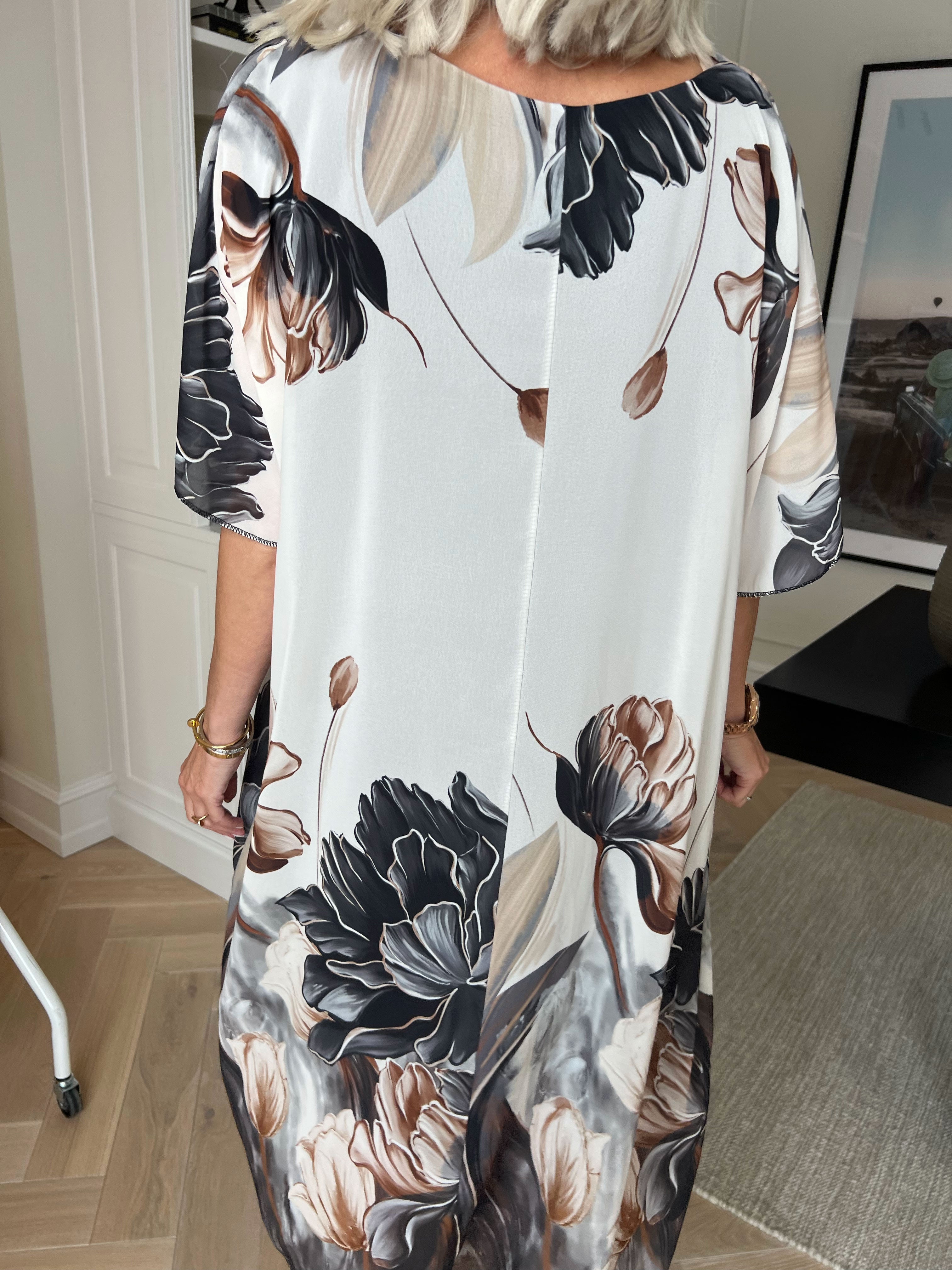 Tricia - Tunikakjole med chiffonlag med blomstermotiver